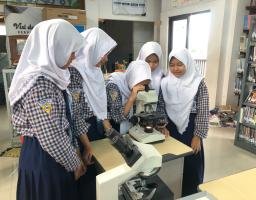 Belajar Seru di Laboratorium, Siswa SMP Muhammadiyah 1 Surabaya Amati Sel Hewan dan Tumbuhan Lewat Mikroskop
