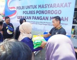 Polres Ponorogo Gelar Pasar Murah, Sediakan 47 ton Beras Warga Sambut Antusias