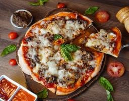 Rayakan Kemerdekaan dengan Pizza Merah Putih Rendang di Swiss-Belinn Airport Surabaya