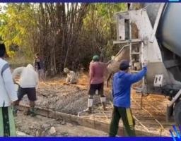 Warga Sampang Pamekasan Gotong Royong Cor Jalan, Dana Swadaya Jadi Jawabannya
