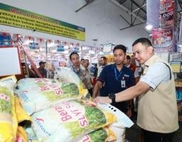 Gerakan Pangan Murah, Polda Jatim Gandeng Bulog Salurkan 2 Ton Beras Rp 11 ribu