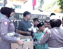 Srikandi Giri Satlantas Polres Gresik Hadir di Tengah Masyarakat, Jaga Keamanan dan Berbagi Berkah Jumat