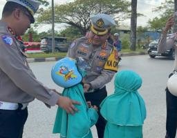 Operasi Patuh Anoa 2025, Dirlantas Polda Sultra Bagikan Helm Gratis dan Edukasi Keselamatan