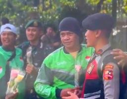 Ratusan Pengemudi Ojol Gelar Aksi Damai Tebar Mawar di Kawasan Monas