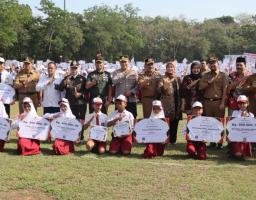 Kapolres Nganjuk Hadiri Apel Akbar KNC 2025, Ribuan Pelajar Nganjuk Terima Beasiswa