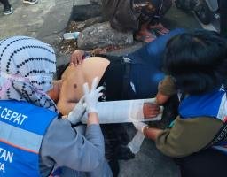 Diduga Terobos Lampu Merah, Pengendara Asal Pasuruan Tabrak Seorang Wartawan di Surabaya