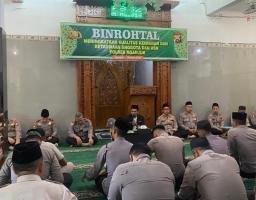 Polres Nganjuk Gelar Binrohtal, Tekankan Pentingnya Sholat sebagai Tolak Ukur Batiniah
