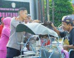 Polres Ponorogo Gelar Baksos, 250 Paket Sembako Dibagikan Untuk Tukang Becak