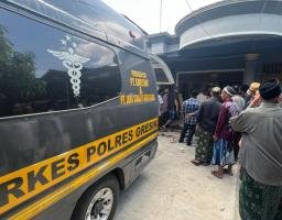Ambulans Gratis Polres Gresik Antar Jenazah Pahlawan Devisa Asal Desa Lowayu ke Rumah Duka