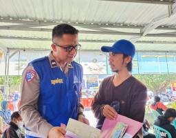 Samsat Surabaya Barat Melaksanakan Pelayanan Prima dengan Program Polantas Menyapa