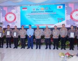 Aipda R Muhajirin Sosok Bhabinkamtibmas Inspiratif Polres Bojonegoro Terima Anugerah di Forum Internasional Kepolisian