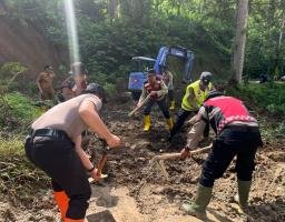 Polres Batu Terjunkan Puluhan Personel Tangani Longsor di Ngantang, Akses Malang - Blitar Kembali Lancar