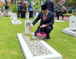 Kenang Jasa Pahlawan, Kadispendukcapil Ziarah Tabur Bunga di TMP Kusuma Bangsa