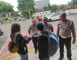 Polantas Menyapa Penumpang di Stasiun Sidoarjo, Ajak Masyarakat Tertib Berlalu Lintas