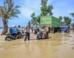 Kasatlantas Polres Sampang dan Kapolres Turun Langsung Tangani Banjir dan Kemacetan di Kecamatan Jrengik