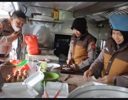 Brimob Polda Jatim Dirikan Dapur Lapangan untuk Warga Terdampak Erupsi Gunung Semeru