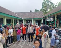 Polda Jatim Berikan Trauma Healing untuk Anak - anak di Pengungsian Dampak Erupsi Gunung Semeru