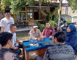 Staf Kecamatan Burneh Tidak Memakai Seragam,Masyarakat Buka Suara