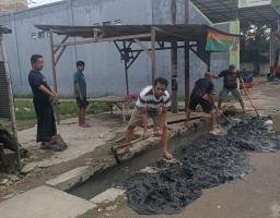 Ajak Warga Kompak, Anggota DPRD Bangkalan Mahmudi Galang Gotong Royong Bersihkan Area Depan Pasar Arosbaya