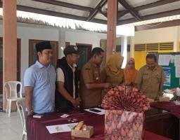 Staf Kecamatan Arosbaya Beri Kejutan Ulang Tahun ke-48 kepada Camat, Suasana Haru dan Keakraban Warnai Perayaan