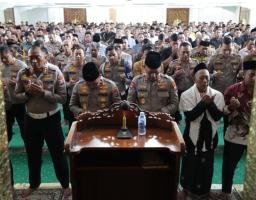 Polda Jatim Gelar Shalat Ghaib untuk Korban Bencana di Aceh Sumatera