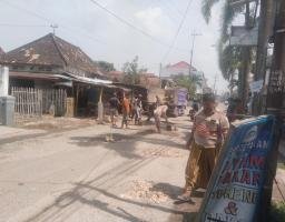 Perbaikan Jalan Kabupaten di Arosbaya Dimulai, Inisiatif Datang dari H. Hamim Glagga