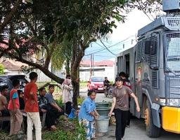 Polri dan BPBD Kota Padang Salurkan Air Bersih ke Lokasi Terdampak, Pastikan Kebutuhan Warga Terpenuhi
