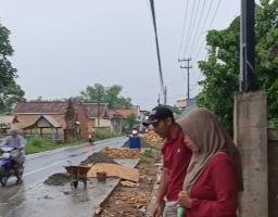 Ketua PKDI Arosbaya Ajak Warga Desa Buduran Gotong Royong Kuras Genangan Air Saat Hujan