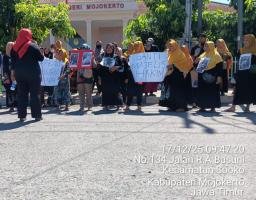 Warga Kaligoro Gelar Aksi Depan PN Mojokerto Tuntut Keadilan Bagi Keluarga Alfan