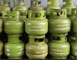 Gas elpiji 3 kilo Tertulis Hanya Untuk Masyarakat Kecil Krisis pemerintah dan DPRD Kabupaten Nias Barat kurang Peka.