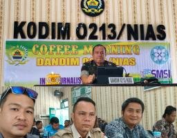 Petinggi"Pers,LSM dan Ormas Kep.Nias, Dandim 0213/Nias Letkol Inf Sampe T. Butar Butar Duduk bersama  Coffee Moorning.