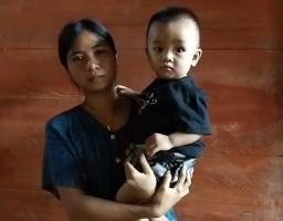 Gendong anak " Menangis histeri" Yanti Sayani Lahagu setelah  suaminya Tewas di Bunuh Lalu di Fitnah.