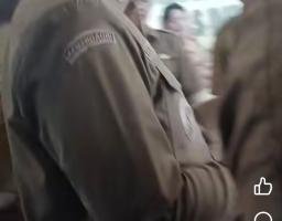 "SIAPA KAU" Sebut Bupati Nias Barat Eliyunus waruwu Sama Insan Pers saat hendak melakukan wawancara.