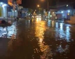 Genangan Capai 500 Meter, Jalan Pusat Tengket Arosbaya Terendam Usai Hujan