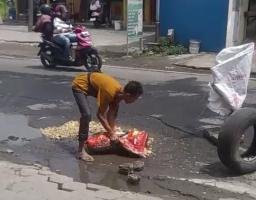 Warga Tambal Jalan Pakai Uang Pribadi, Lubang Berbahaya di Jalan Pusat Tengket Arosbaya Picu Kecelakaan