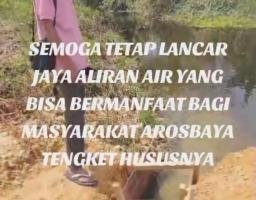 Inisiatif Sementara Warga Tengket Arosbaya Buka Jalur Air Darurat, Kurangi Genangan di Jalan Koramil