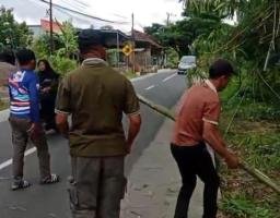 Pasukan Anti Libur Arosbaya Turun Jalan, Bersihkan Bambu dan Ranting yang Bahayakan Pengendara