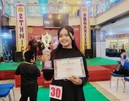 Juara 1 Lomba Nyanyi Solo Kategori Pop di Surabaya, Gadis Jadi Kebanggaan Orang Tua