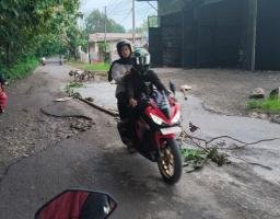 Jalan Akses Labang–Kamal di Desa Jukong Rusak Parah, Warga Lakukan Perbaikan Swadaya