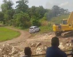 Diduga Tambang Galian C Ilegal Yang Ada Di Kecamatan Kwanyar Dibiarkan Beroperasi Oleh Polres Bangkalan. 