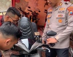 Cegah Curanmor dari Hulu, Polrestabes Surabaya Bagikan Alarm Motor Gratis