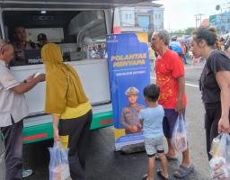 Permudah Masyarakat Bayar Pajak Kendaraan, Satlantas Polresta Sidoarjo Hadirkan Samsat Keliling di Car Free Day (CFD)
