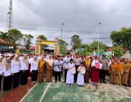 Kapolsek Arosbaya Apresiasi Siswi SDN 2 Tengket yang Serahkan HP Temuan