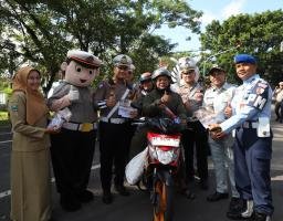 Polres Magetan Berbagi Bunga dan Es Krim di Operasi Keselamatan Semeru 2026