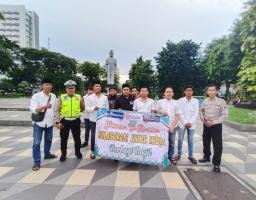 500 Paket Takjil Dibagikan, Media Online Surabaya Berbagi Kebaikan di Bulan Ramadan