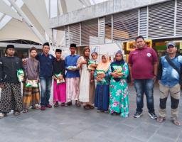 Bukber Tak Biasa di Taman Suroboyo: Redaksi HarianMataBerita Berbagi Santunan Anak Yatim