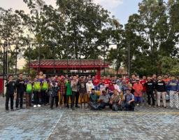 Cegah Balap Liar, Bhabinkamtibmas Polres Bangkalan Ajak Pemuda Giat Baksos dan Bagi Takjil