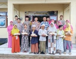 Polri Untuk Masyarakat : AKP Nisin Pimpin Bagi Takjil Berikan Edukasi Tentang Tertib Lalu Lintas