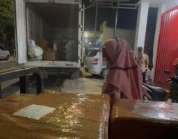 Terbongkar! Diduga Rokok Ilegal Dikirim Lewat Ekspedisi di Madura, Paket Besar Dinaikkan ke Truk Boxs Pengiriman