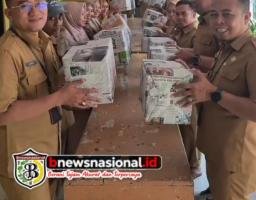 Pererat Silaturahmi di Bulan Ramadan, Staf Kecamatan Burneh Gelar Aksi Tukar Kado 'Merakyat'